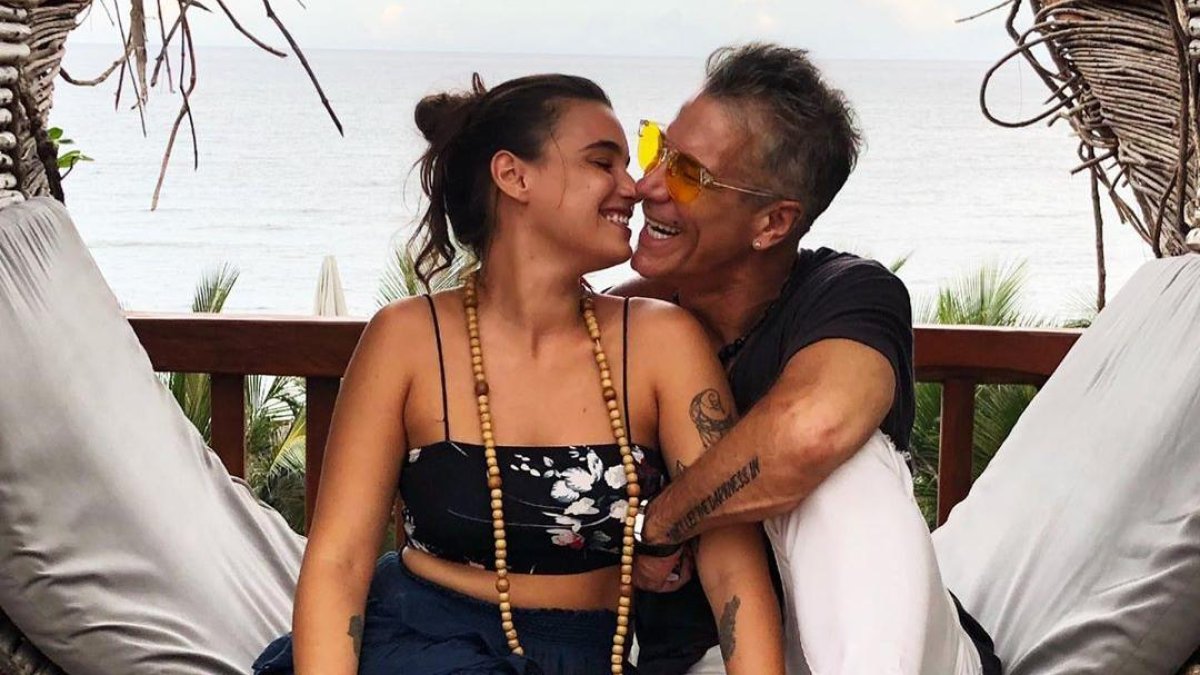 La diferencia de edad en esta pareja es de 30 años.