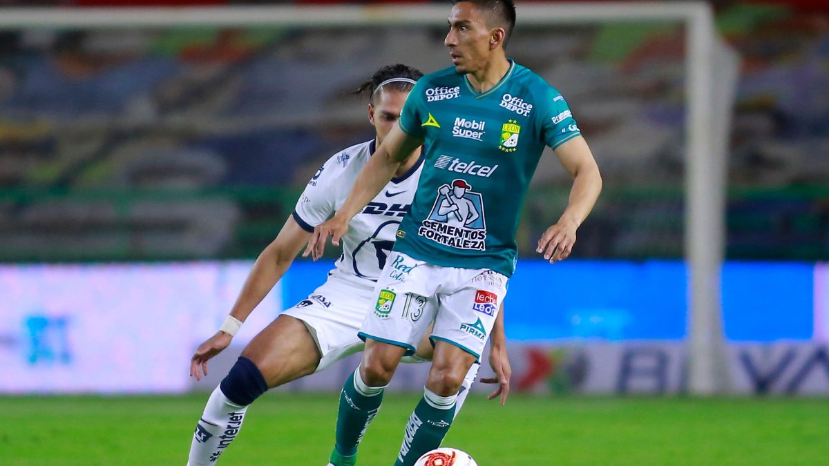 Ángel Mena (d), ofensivo ecuatoriano del León, medirá al Puebla por el pase a las semifinales.