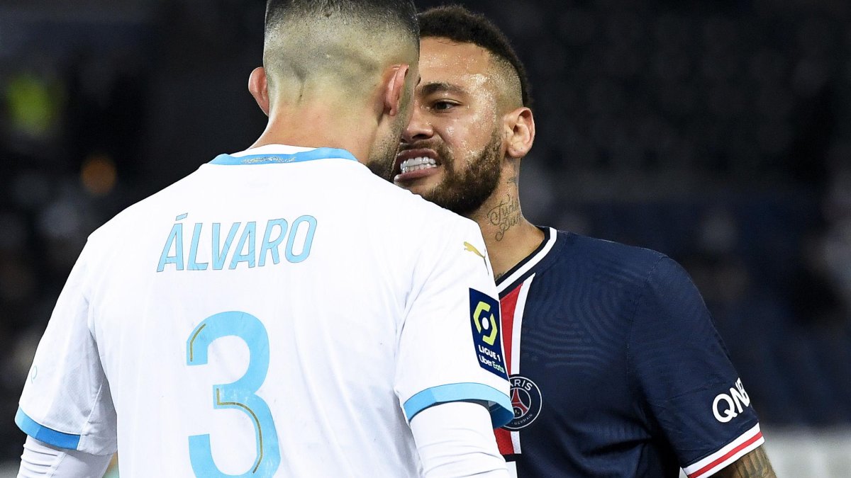 La pelea entre Neymar (d) y Álvaro González provocaría una drástica sanción para ambos jugadores.