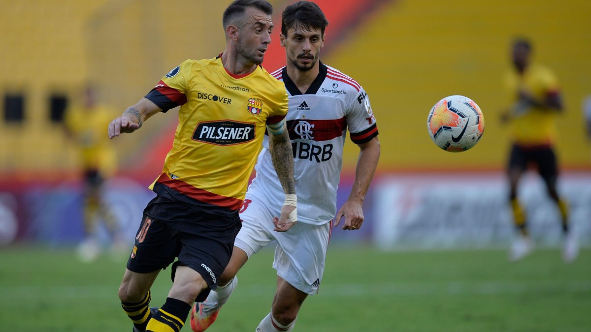 Rodrigo Caio (d) dio positivo por COVID-19 tras haber jugado todo el encuentro ante Barcelona.