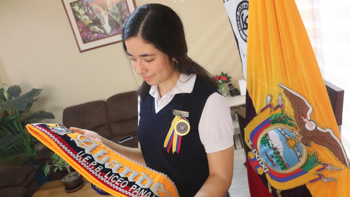 Martha Samaniego, abanderada del Liceo Panamericano, mira con satisfacción su cinta  de abanderada