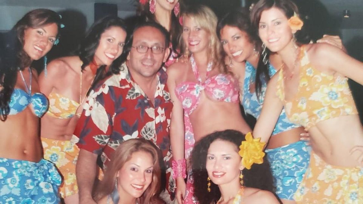 Marcos Tapia junto a las candidatas a Miss Ecuador 2005, entre ellas Bianca Salame, Gia Baquerizo, Magacha Manzano  y Ximena Zamora (extremo derecha).