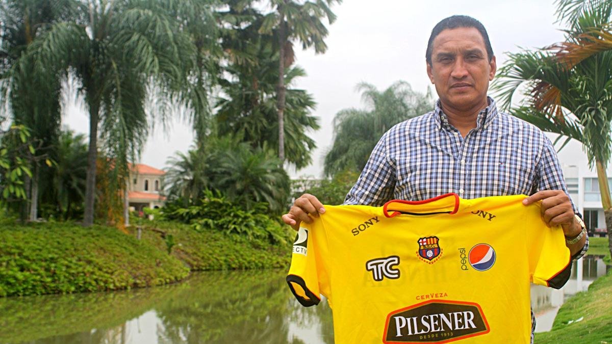 Manuel Uquillas, goleador histórico de Barcelona, cuestiona el nivel de algunos refuerzos canarios.