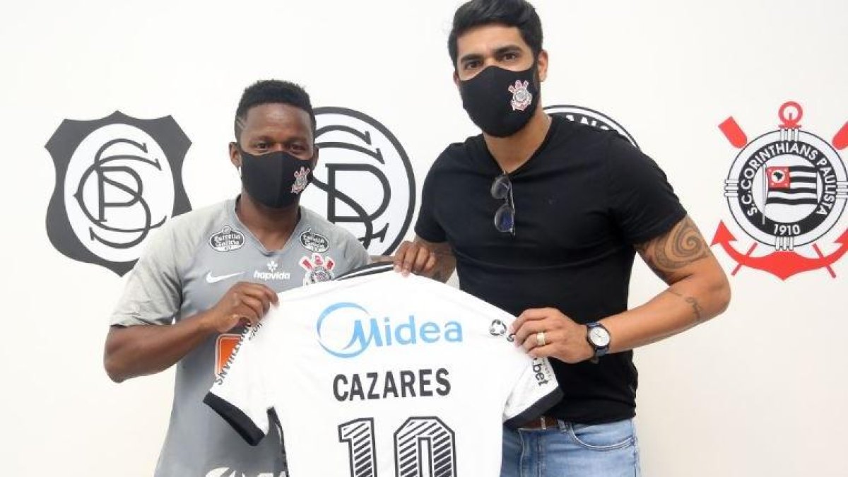 Juan Cazares mostrando la camiseta de su nuevo equipo.