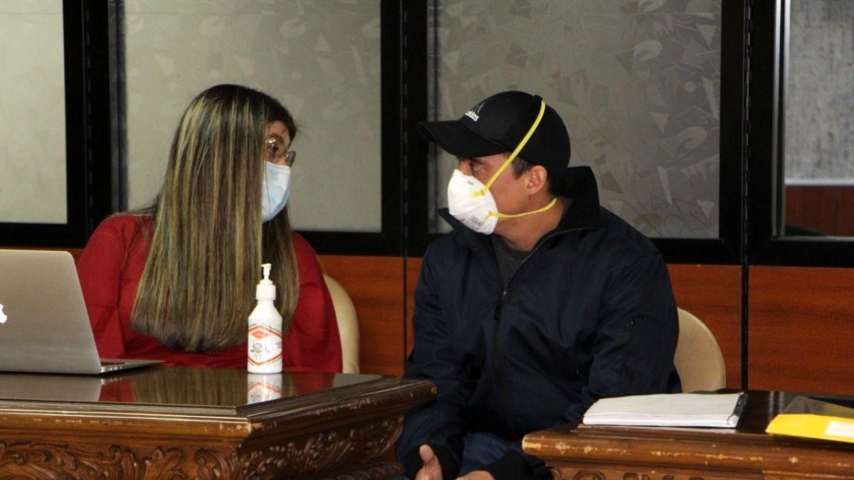 Mendoza junto a su abogada Gabriela Moreira, el día de su detención.