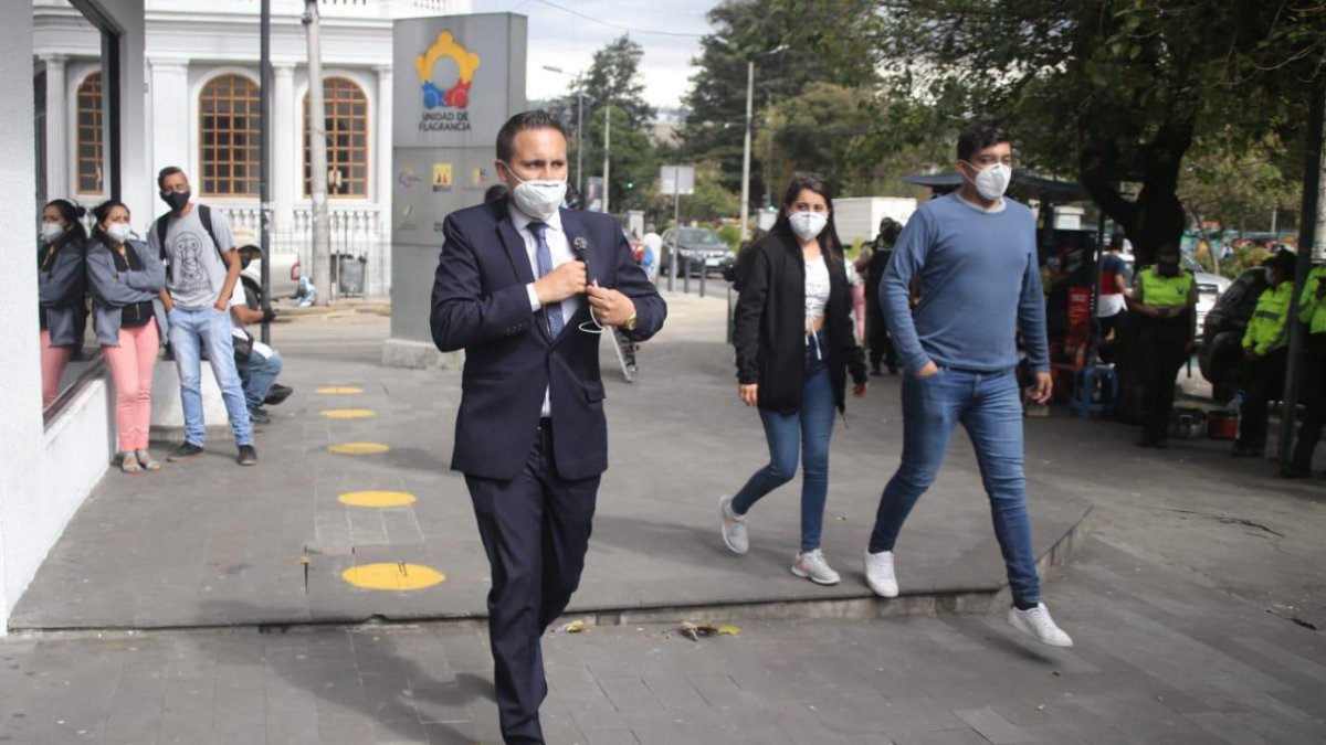 Cristian Romero, abogado de Bucaram, a su salida de la Unidad de Flagrancia de Quito.