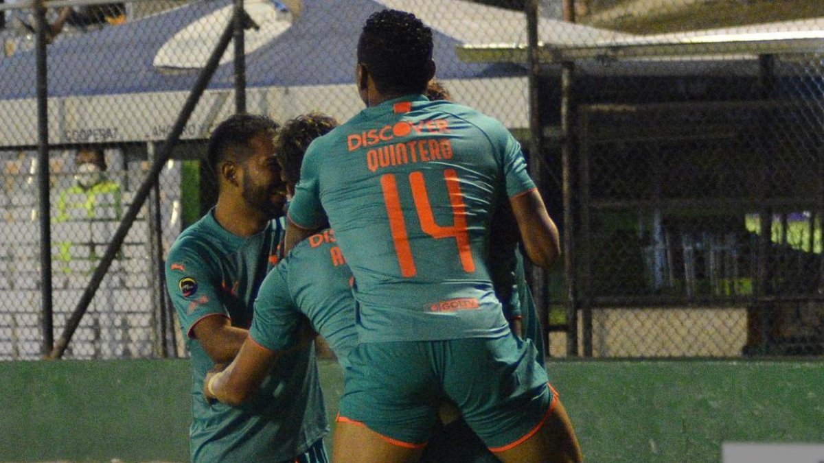 Los albos demostraron su contundencia en Ambato para golear al Técnico Universitario y quedar cerca de ganar la primera etapa de la LigaPro.