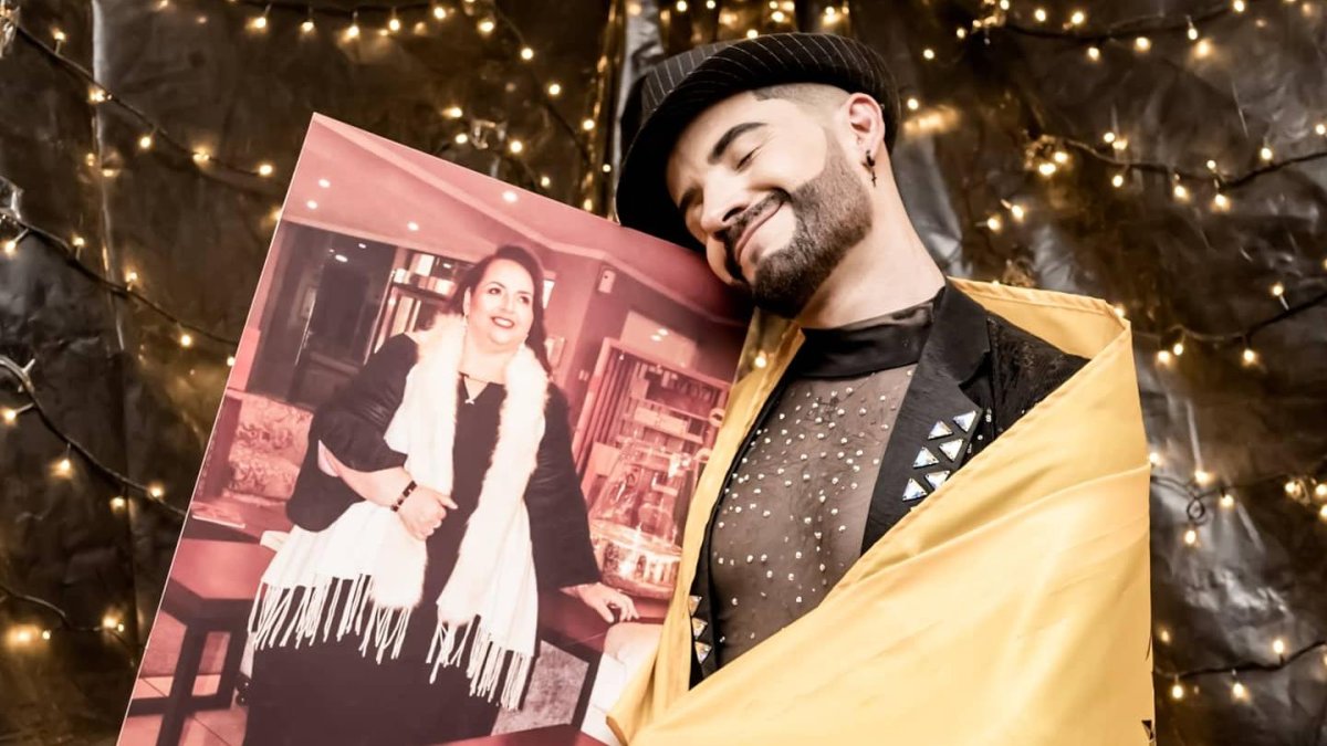 José Antonio Romero celebró el título mundial junto a una foto de su mamá, Alexandra Martínez.