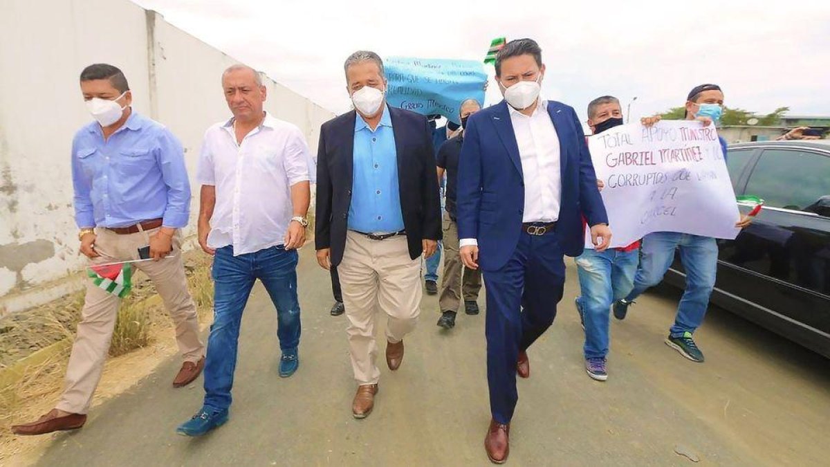 Cita. El alcalde de Pedernales (c), Óscar Arcentales, y el ministro Gabriel Martínez asistieron a la audiencia.