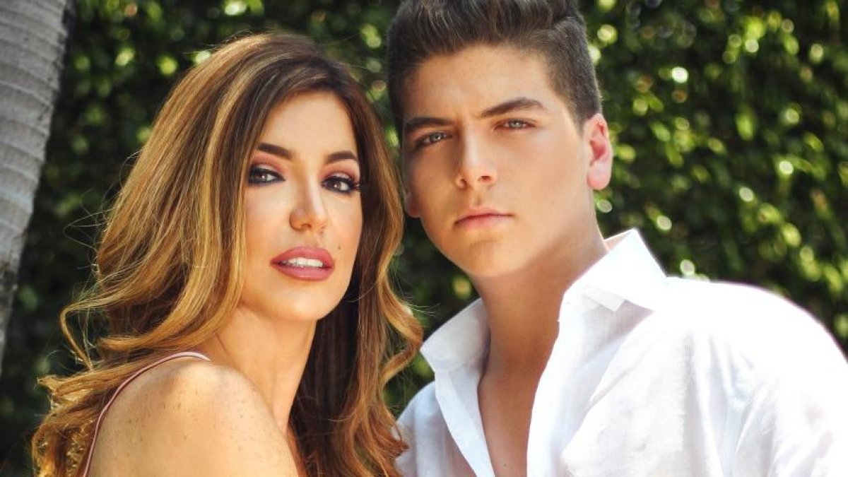 Mariela junto a su hijo, Ricardo Mórtola Viteri, quien se prepara como comunicador.