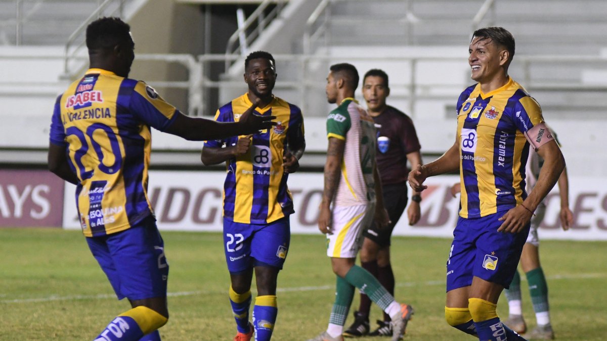 Delfín derrotó 3-0 a Defensa y Justicia y con eso volvió a la pelea por la clasificación