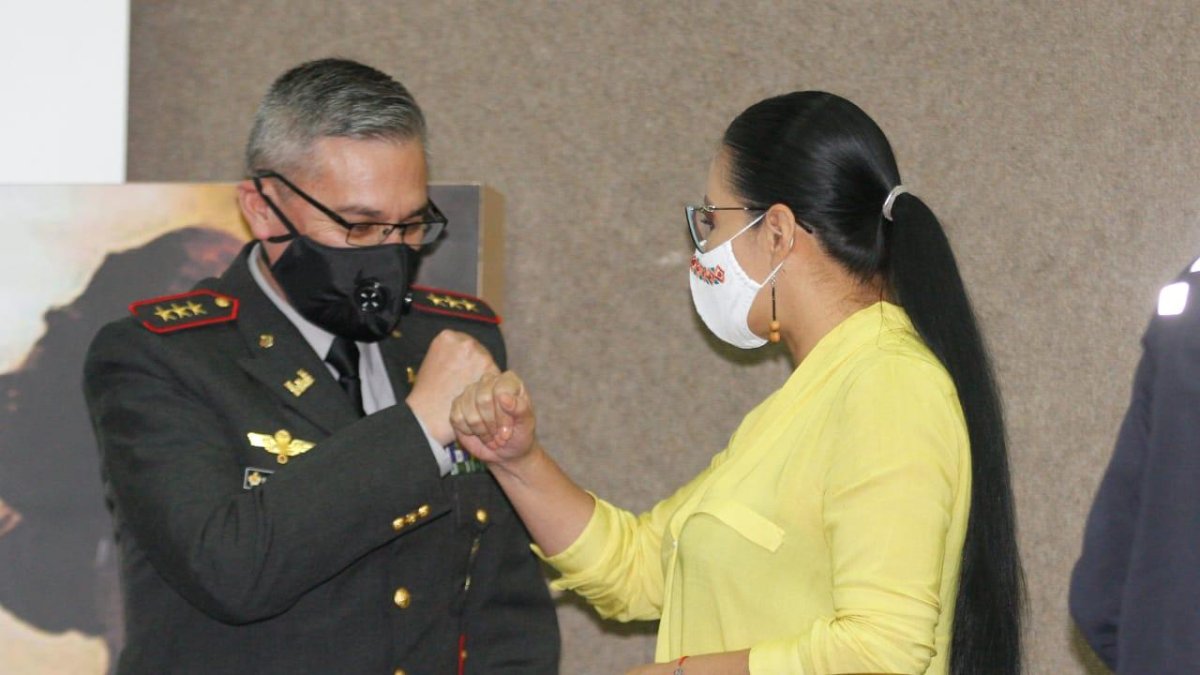 La presidenta del CNE, Diana Atamaint, y el directo del IGM, Jaime Navarrete, firmaron el convenio de impresión.