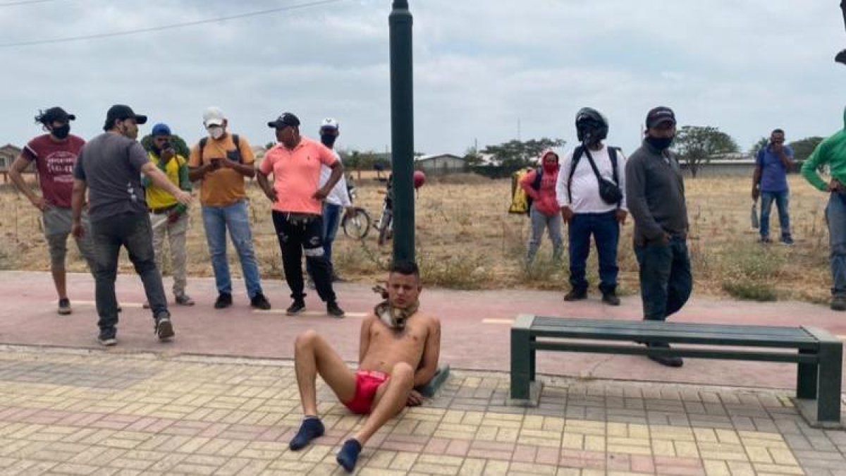 Los moradores de la vía Leon Febres Cordero ataron a un sospechoso de robo a un poste.