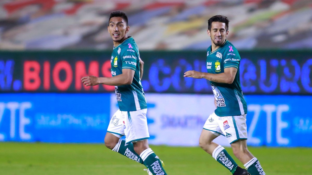 El atacante de León, Ángel Mena (i), anotó el gol de al victoria en el cuadro esmeralda.