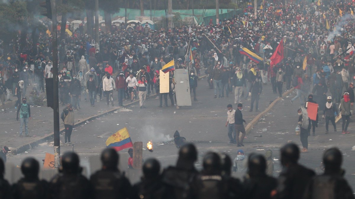 Foto del 11 de noviembre de 2019 de manifestantes y policías que se enfrentan durante una nueva jornada de protestas en Quito.