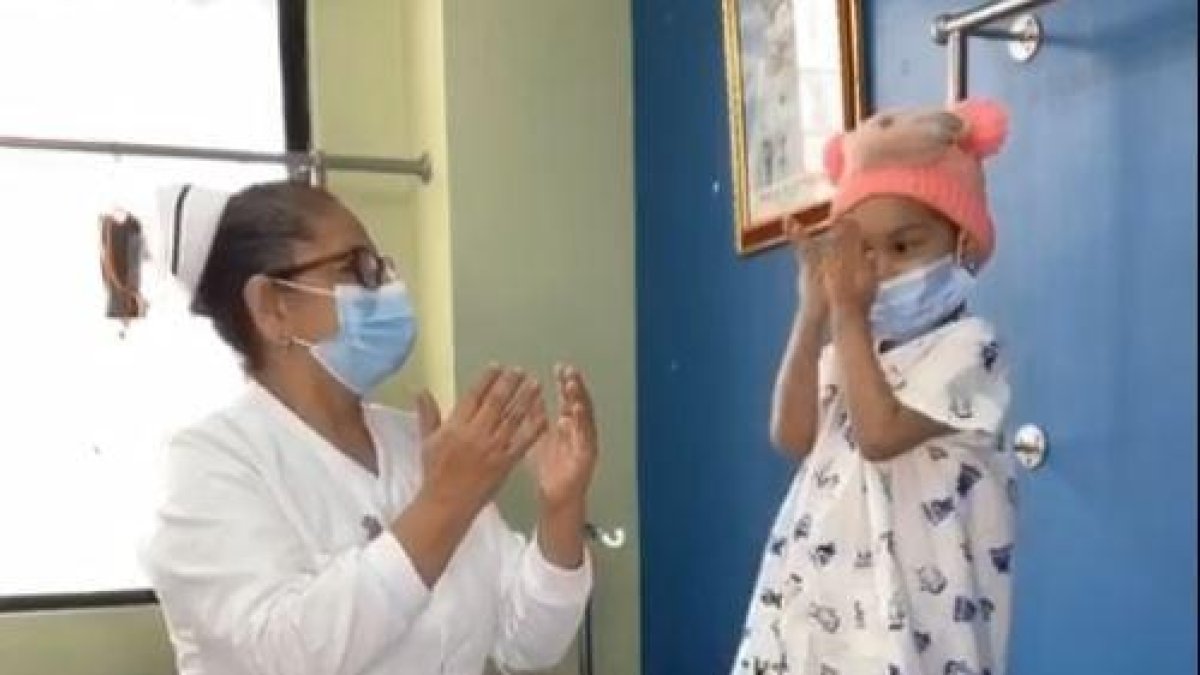 Katherine es una pequeña tiktoker de Solca que comparte con el personal de la institución.