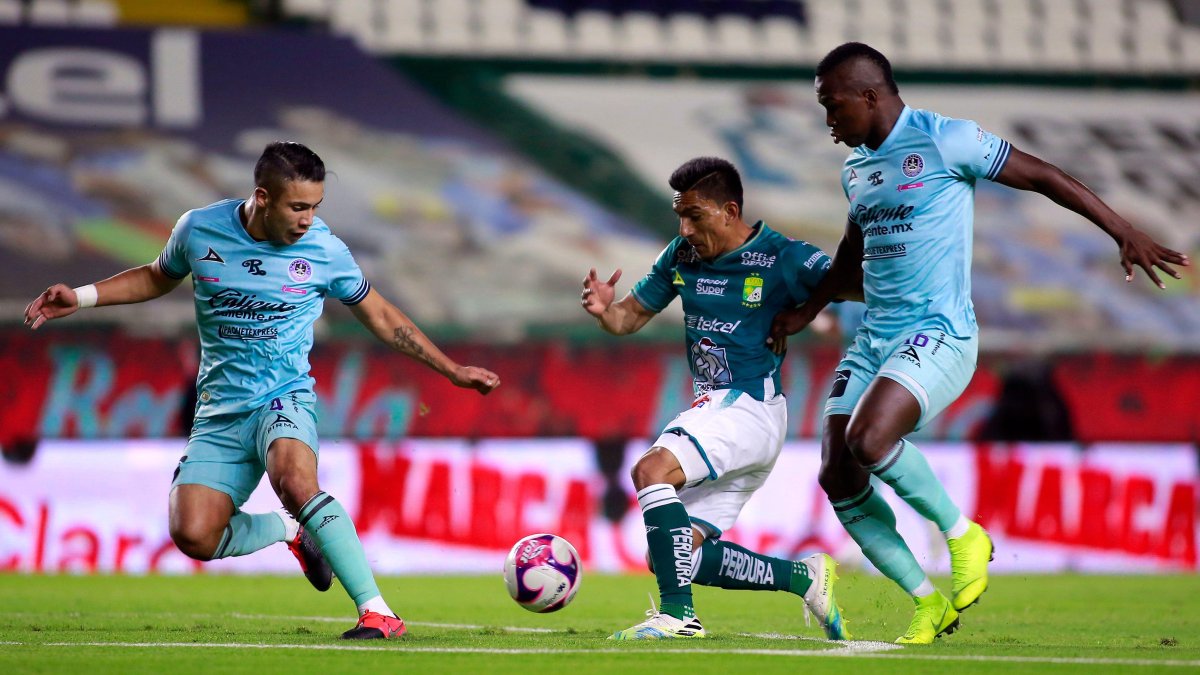 El futbolista ecuatoriano (c) anotó en la fecha del viernes pasado. Este domingo se cerró la jornada 13.