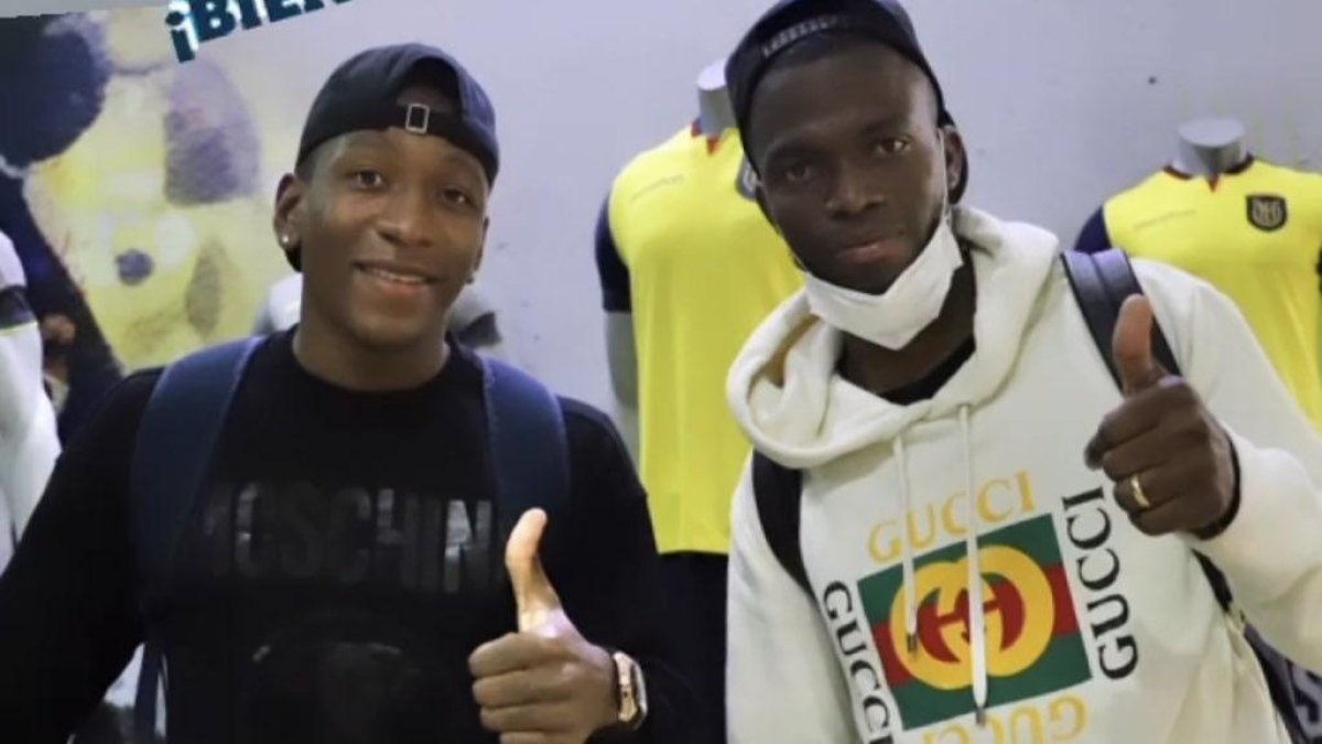 Pervis Estupiñán y Enner Valencia, seleccionados ecuatorianos, a su llegada a la concentración  tricolor.