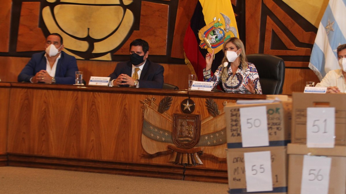 La prefecta Susana González en compañía de sus directores y del alcalde Dalton Narváez.