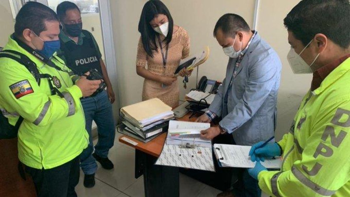 El 2 de octubre, el fiscal César Suárez junto con agentes de la policía ingresaron al hospital Abel Gilbert Pontón para revisar y fijar documentación emitida por empresas para la compra de insumos médicos por medio de una subasta inversa. Se investiga presunto peculado.