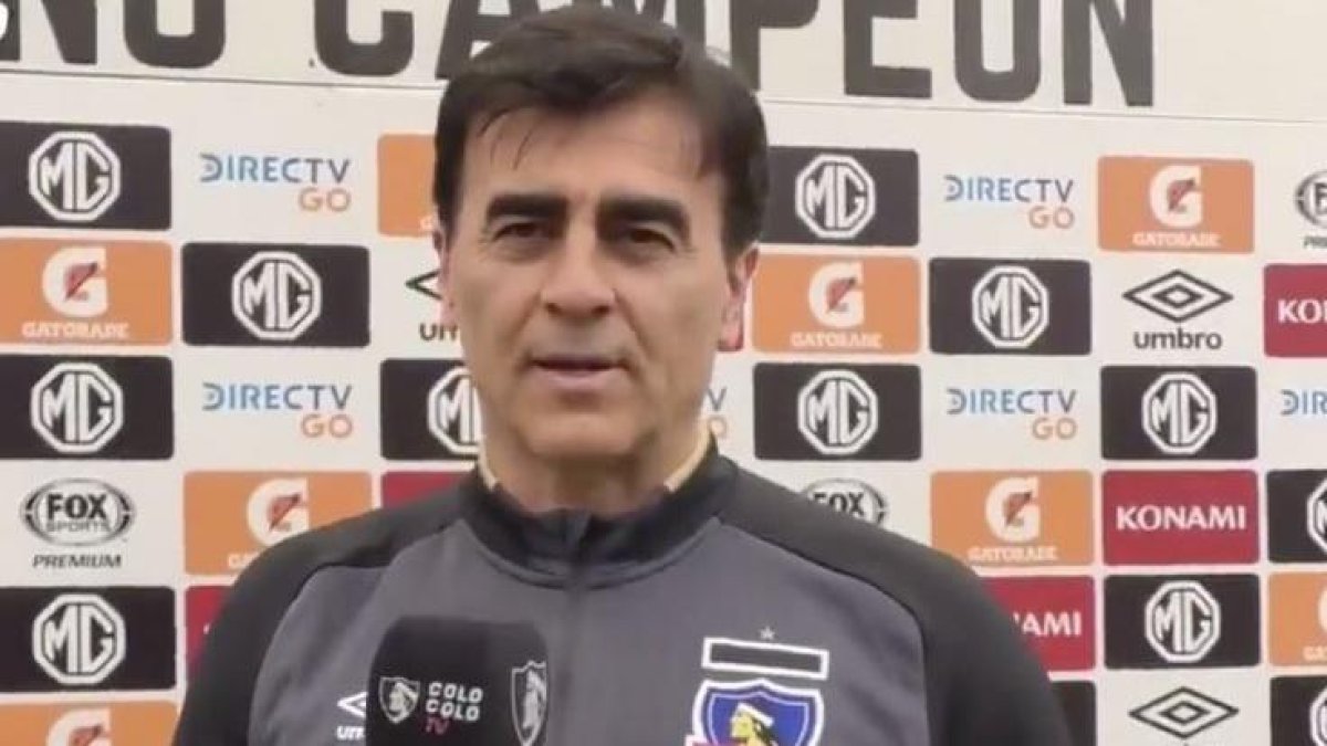 Gustavo Quinteros tuvo que pasar los controles de la Covid-19 antes de ser presentado.