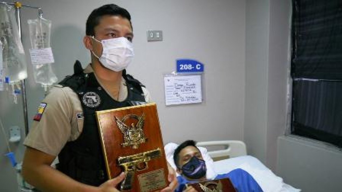 El subteniente Klever Enríquez Zurita y Segundo Loza Jiménez, reciben un reconocimiento por salvar a una mujer en un asalto y balacera en la Garzota.