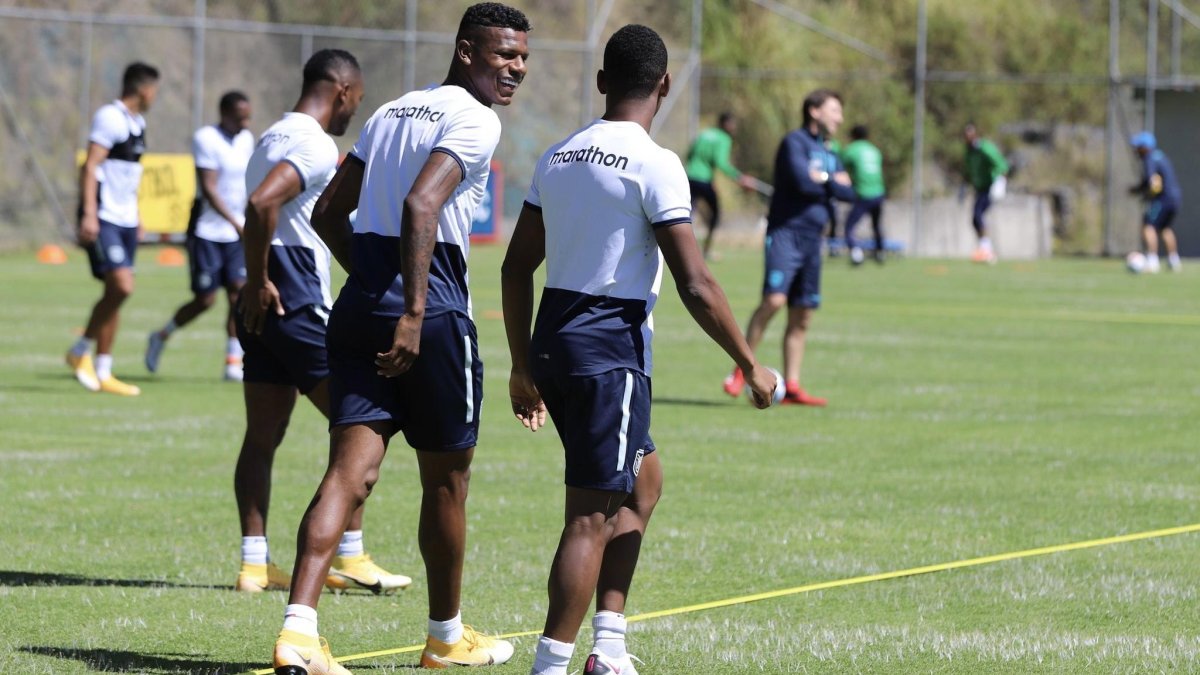La selección ecuatoriana prepara cambios para medir a Uruguay.