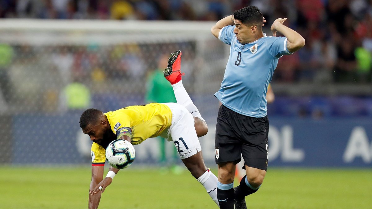 Ecuador y Uruguay durante un partido por Copa América 2019, uno de los últimos duelos disputados entre ambos. Este martes 13 de octubre las dos selecciones nacionales vuelven a rivalizar.
