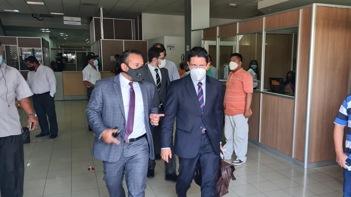 Juan Carlos Salazar (d) es el abogado del expresidente del IESS, Paúl Granda.