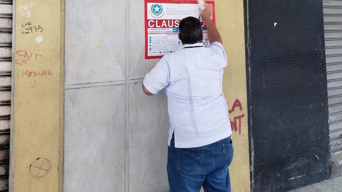 Una foto referencial de las clausuras que realiza el Municipio de Guayaquil.