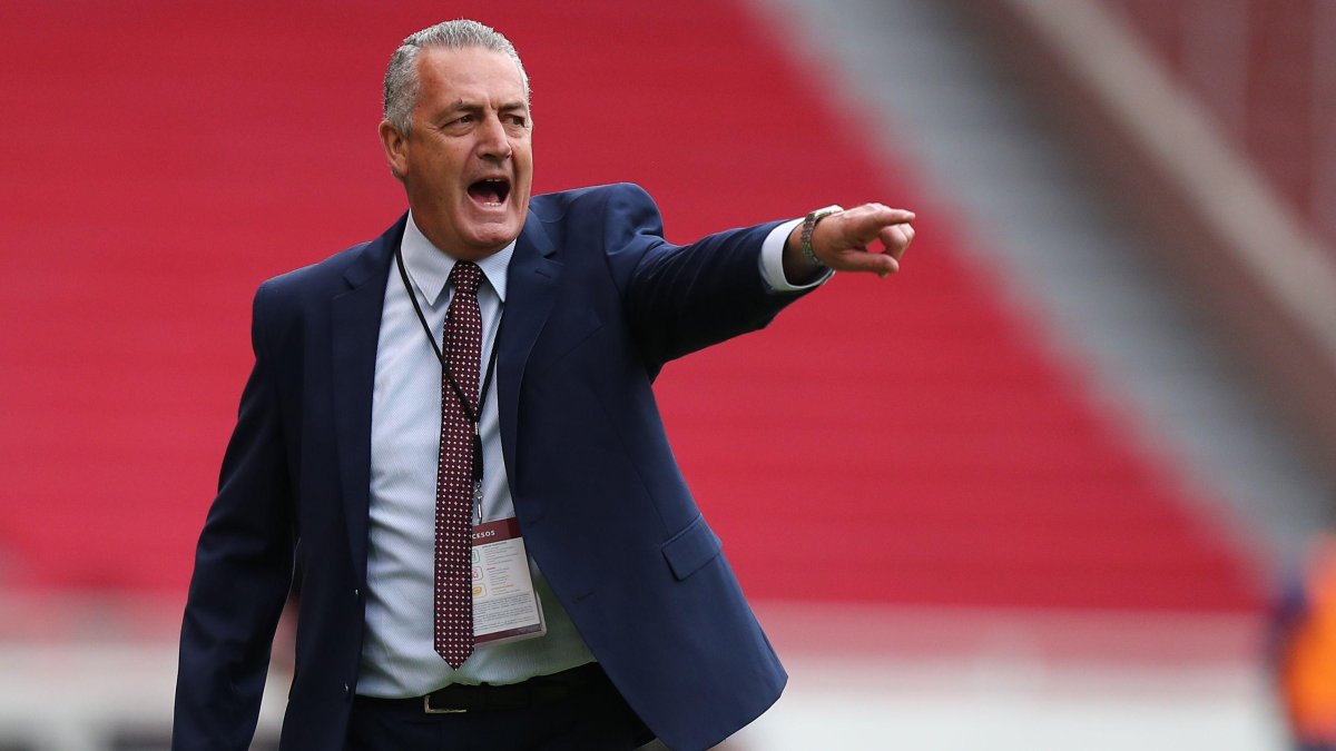 El entrenador argentino, Gustavo Alfaro, estuvo muy activo en la zona técnica durante el partido entre Ecuador y Uruguay en el Rodrigo Paz