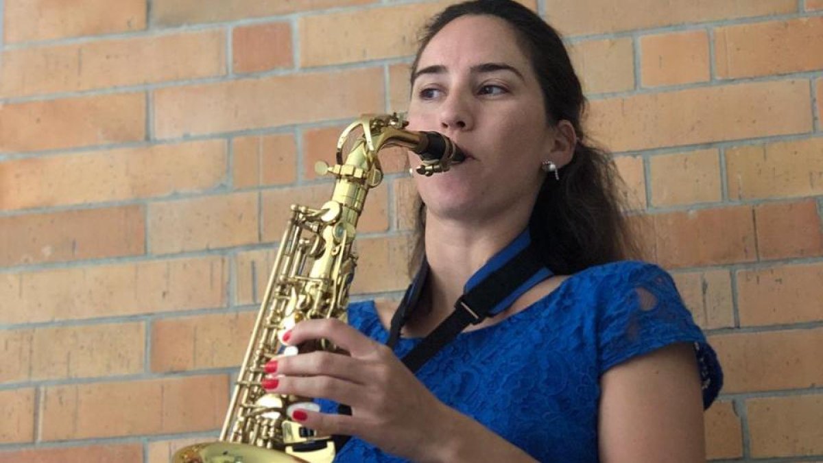 Gianna Haro ensaya para la presentación de este sábado.