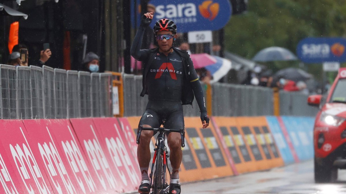 Gloria. El ciclista tricolor cruzando la meta de la etapa 12 del Giro de Italia