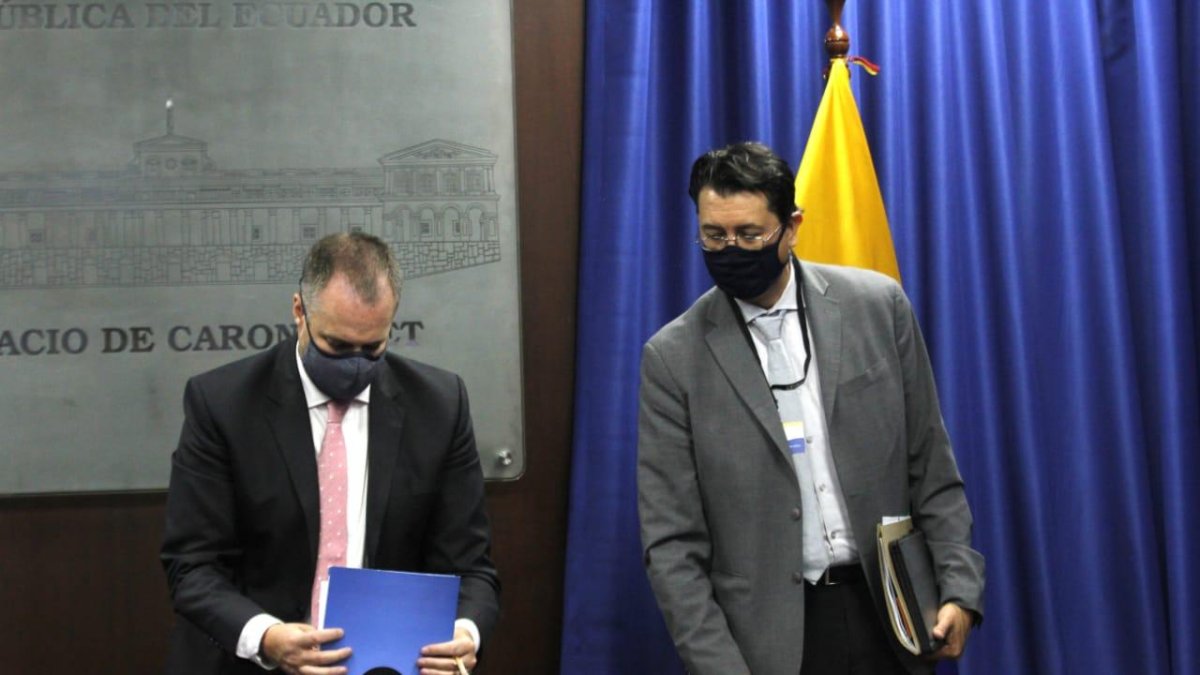 El ministro de Trabajo, Andrés Isch, y el director del INEC, Diego Andrade, en rueda de prensa.