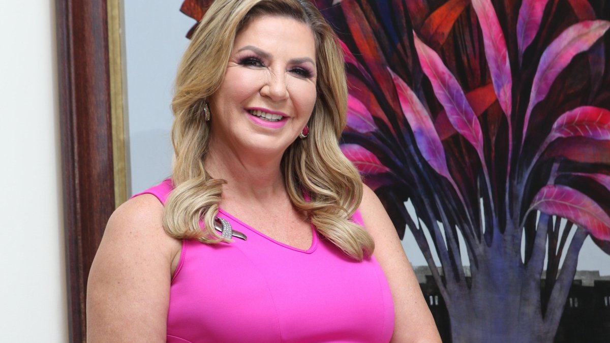 Política y abogada. Nacida en El Oro.