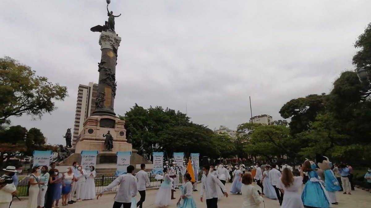 Foto referencial.- Actividad cultural por el Bicentenario de la Independencia de Guayaquil, en el parque Centenario.