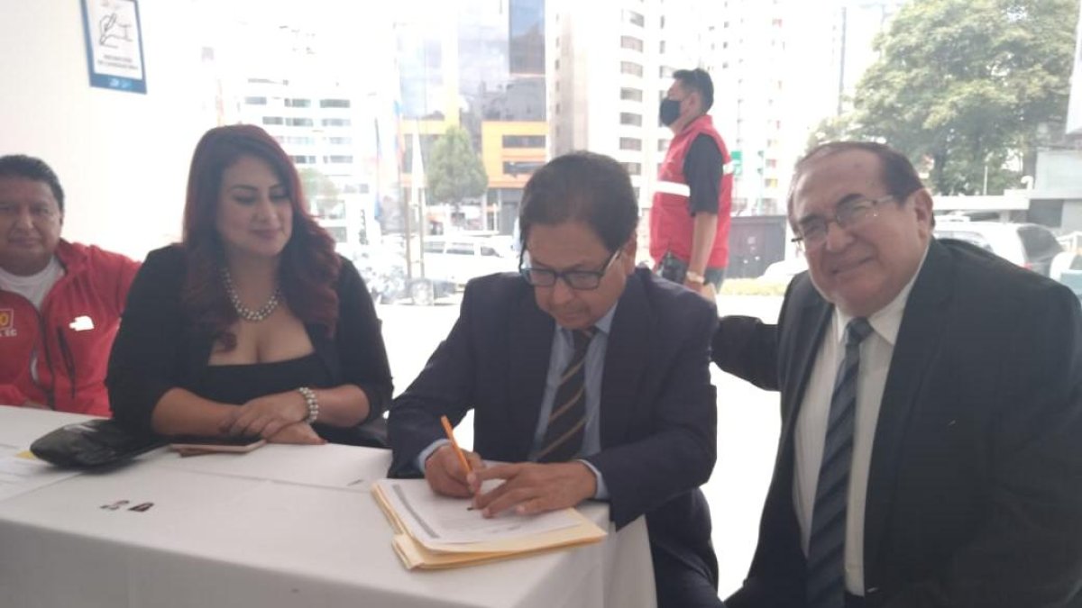 Carlos Sagnay (c) cuando firmó la aceptación de su precandidatura presidencial ante el CNE. 