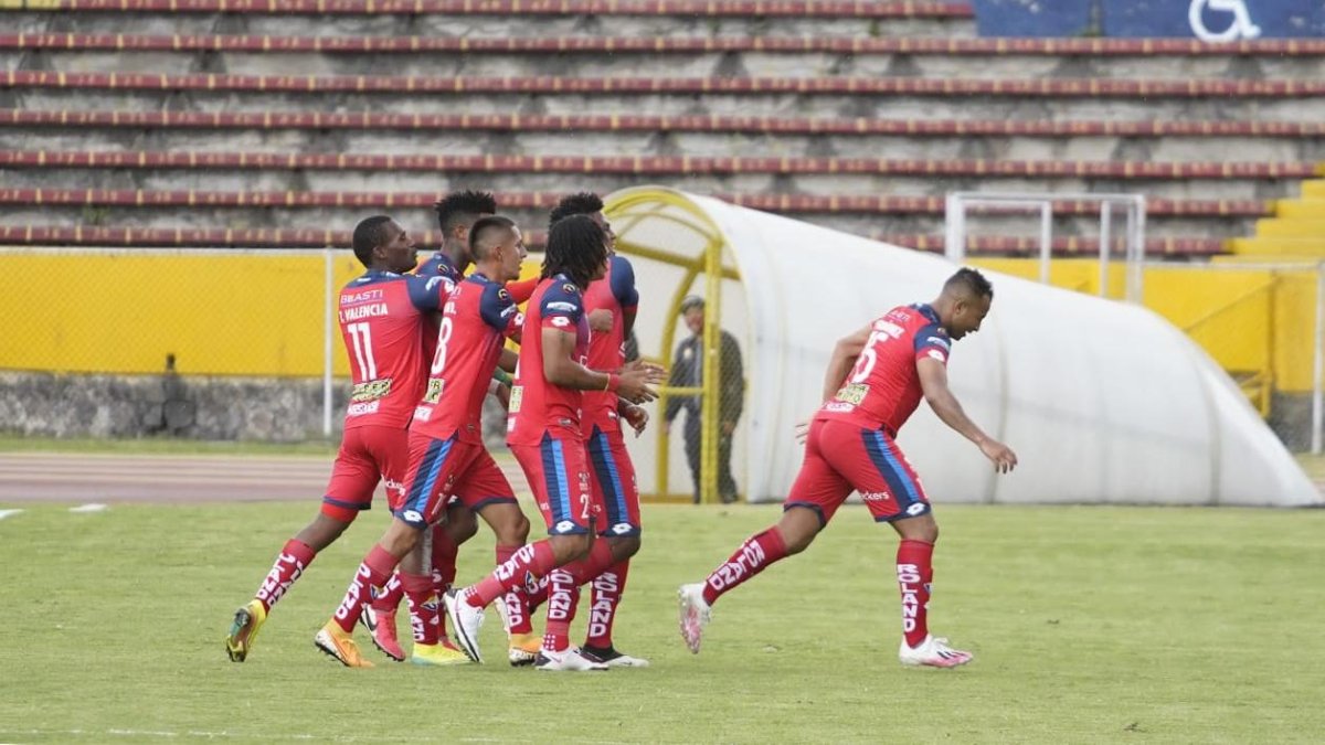 El volante militar, Pedro Quiñónez (d), marcó el primer gol contra el Ponchito.