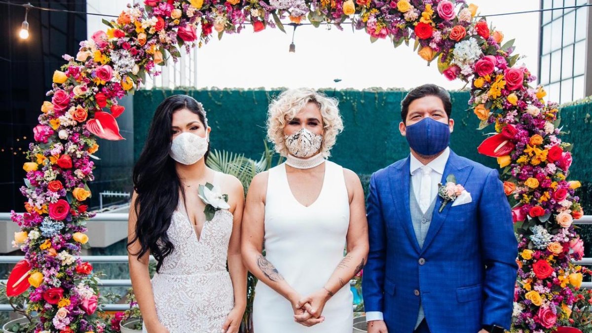 La pareja junto a la funcionaria pública.