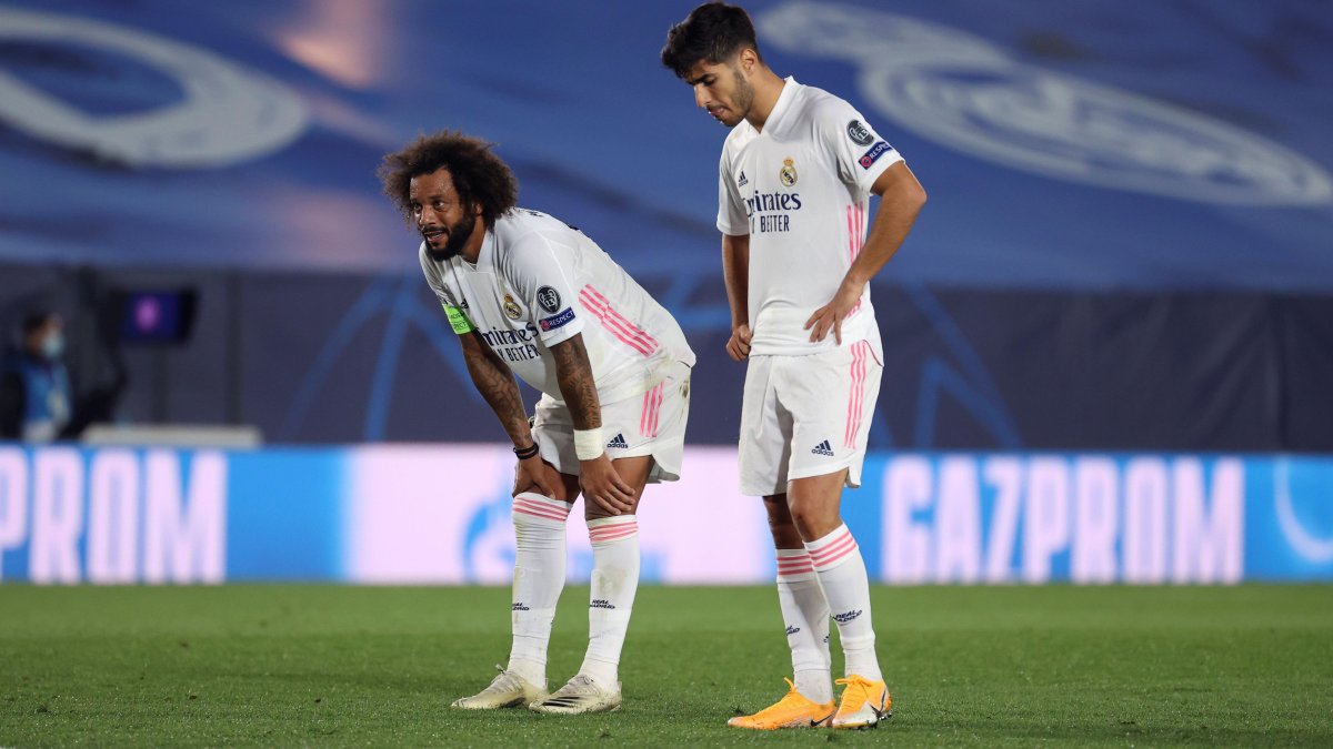 Los jugadores del Real Madrid, Marcelo Vieira (i) y Marco Asensio se lamentan durante el partido ante el Shakhtar.