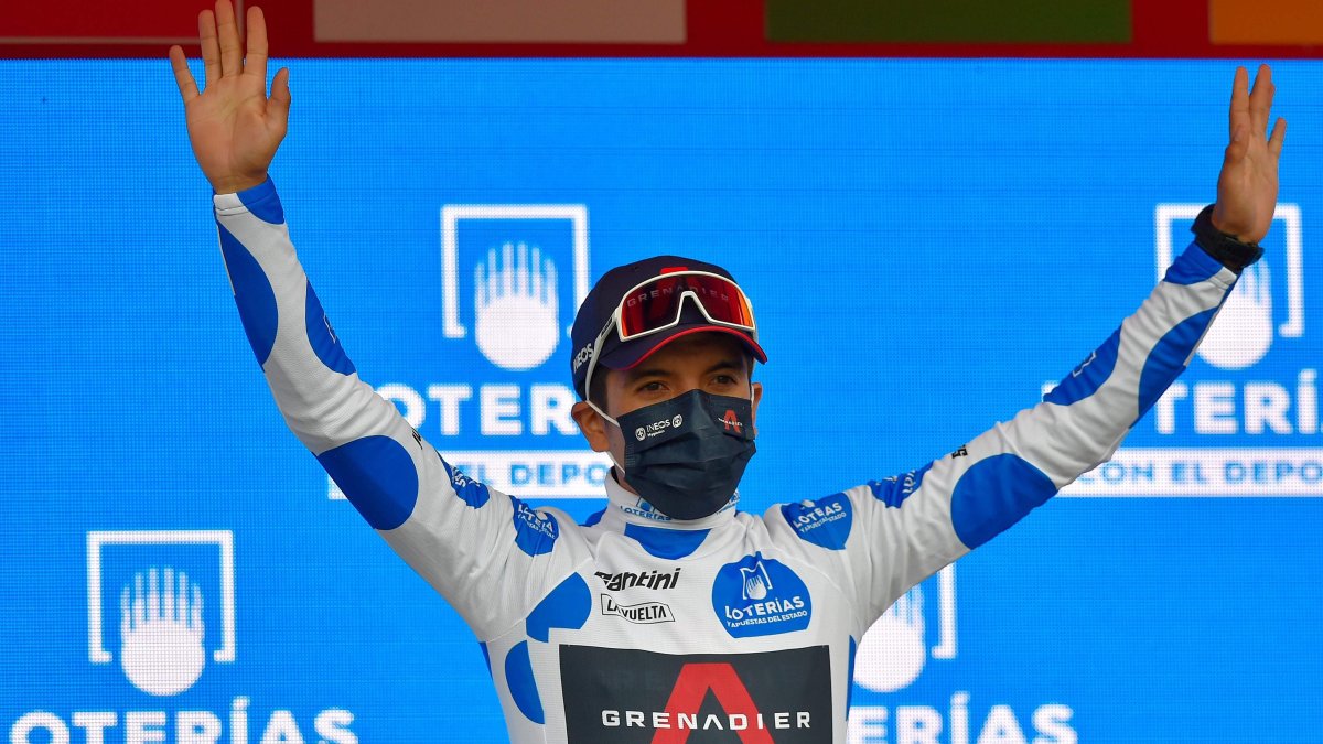Richard Carapaz luce el maillot de lunares al ser el nuevo líder de la clasificación de la montaña de la ronda española.