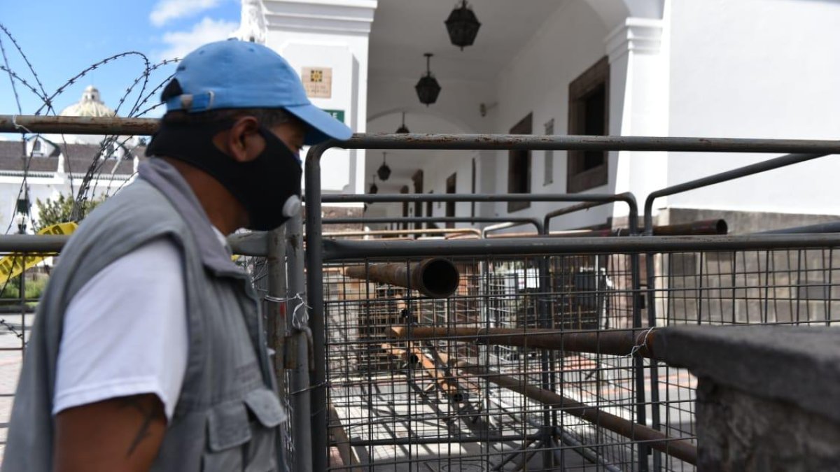 La capital tiene espacios cercados ante la posibilidad de manifestaciones violentas.