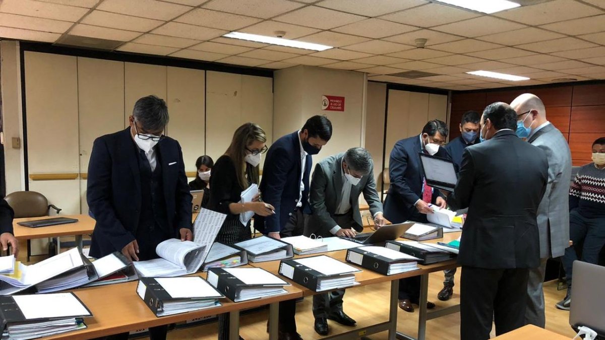 Los defensores de los 15 procesados durante la revisión de las pruebas documentales presentadas por la Fiscalía.