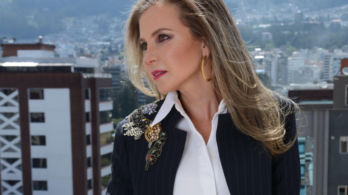 Mónica Heller, sofisticada y elegante, brilla con luz propia.