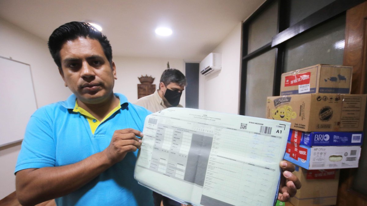 Un miembro de la entidad cívica Comité Pro Santa Cruz, en Bolivia, muestra un acta de votación para reclamar fiabilidad al órgano electoral en el recuento de votos.