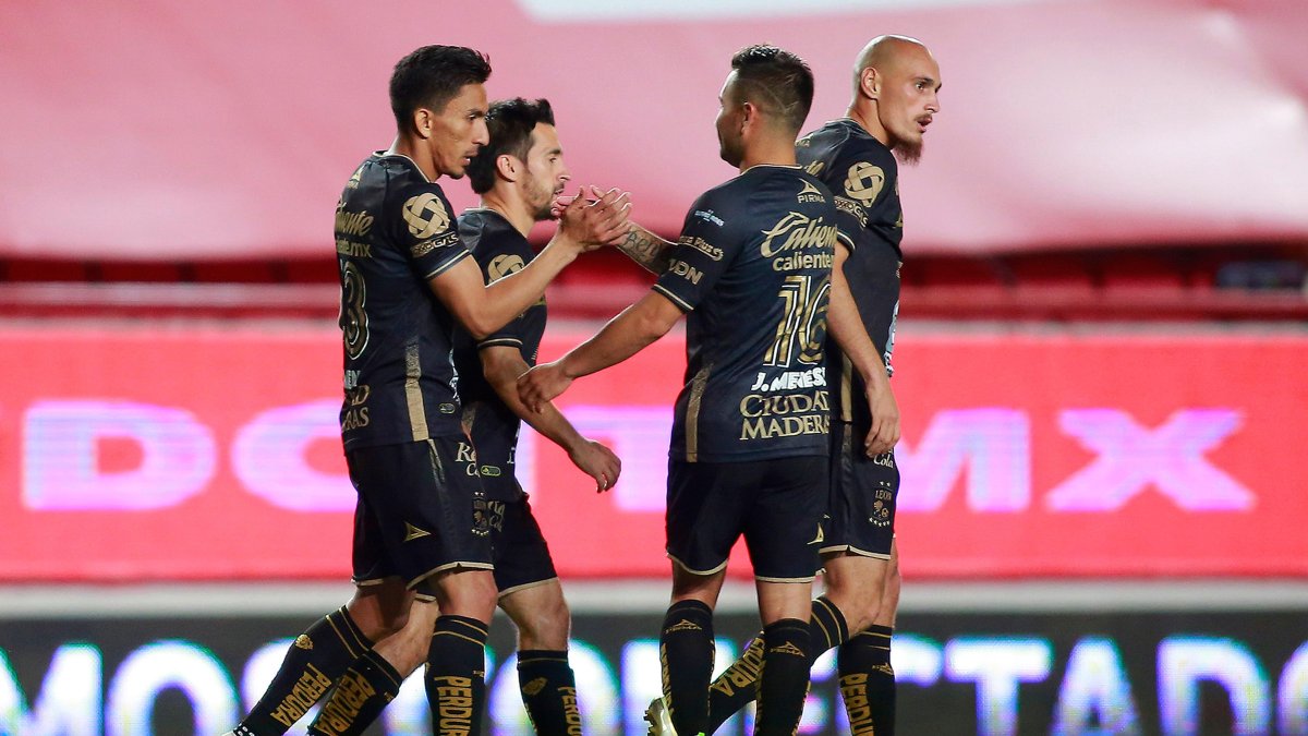 El jugador ecuatoriano (i) viene siendo figura del León desde que se retomó la Liga Mx. Es el goleador.