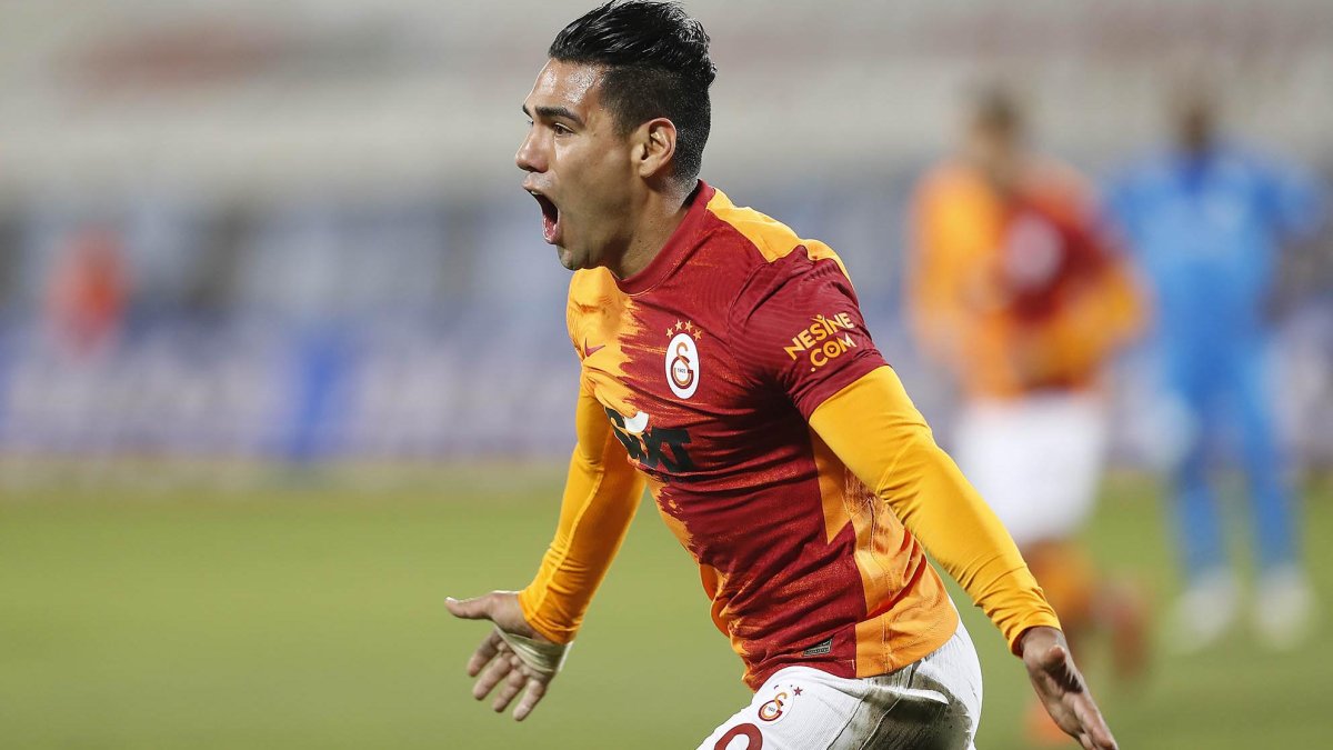 Falcao festejó al minuto 64 el gol de la victoria de su equipo, pero a los 73 se lamentó por la expulsión.