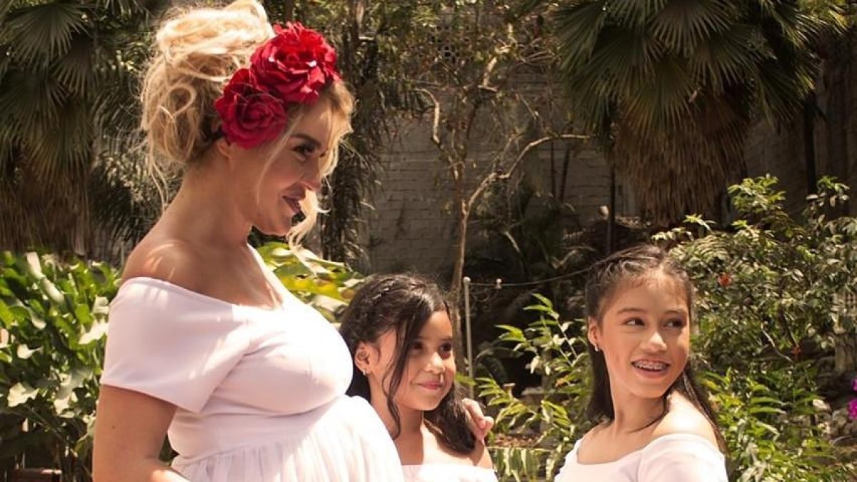 Gineth con sus hijas.