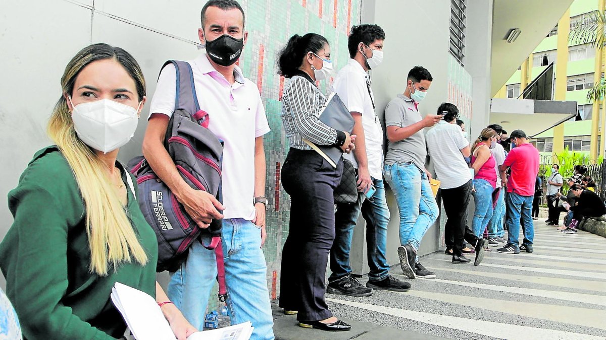 En la Caja del Seguro Social ciudadanos hacen largas filas para ser atendidos.