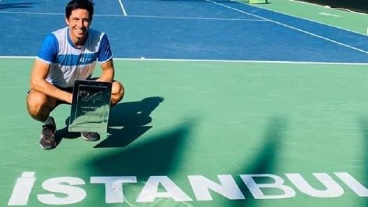 Gonzalo Escobar con el título de campeón del Challenger de Estambul
